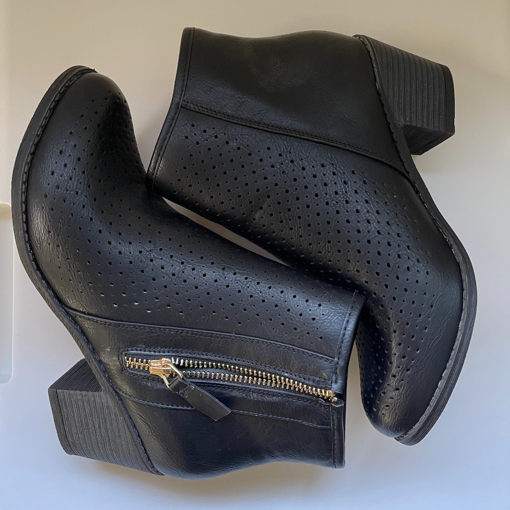 Black booties, size 7, Journee Collection